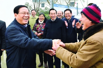 2月3日，春節(jié)后上班第一天，省委書(shū)記李強(qiáng)來(lái)我市基層走訪調(diào)研，看望鹽城“6.23”特大龍卷風(fēng)冰雹災(zāi)害受災(zāi)群眾。.jpg
