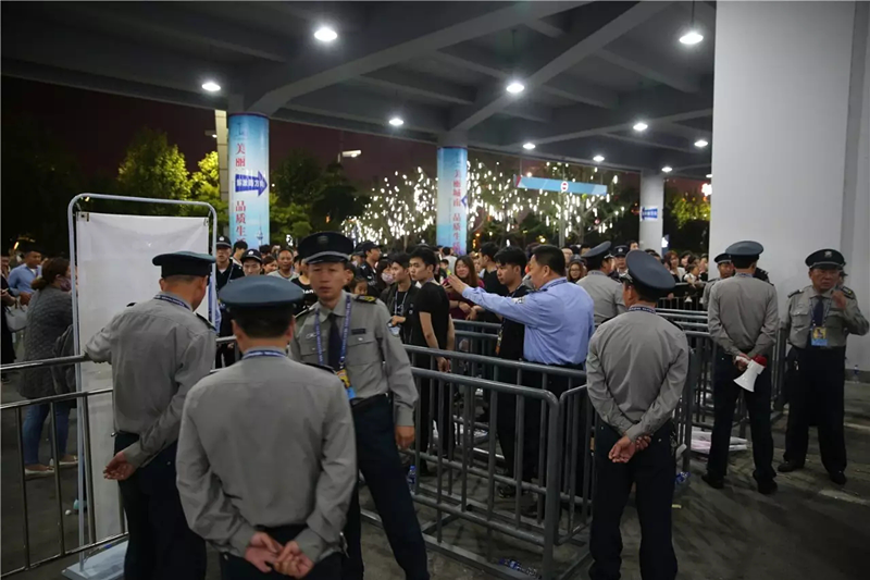 圖為保安隊員們快速反應，處置突發(fā)事件。.png