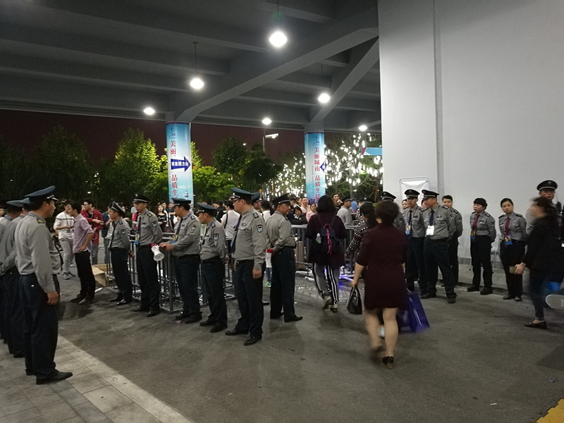 圖為保安隊員們在疏導觀眾散場。.png